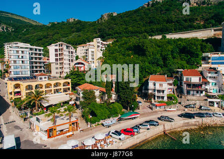 Siedlung Rafailovici, Budva Riviera, Montenegro. Die Küste der Stadt an der Adria. Luftaufnahmen. Boote am Meer, Hotels, Villen und apa Stockfoto