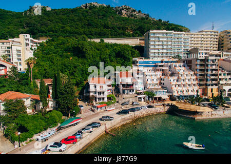 Siedlung Rafailovici, Budva Riviera, Montenegro. Die Küste der Stadt an der Adria. Luftaufnahmen. Boote am Meer, Hotels, Villen und apa Stockfoto