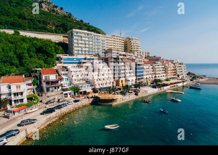 Siedlung Rafailovici, Budva Riviera, Montenegro. Die Küste der Stadt an der Adria. Luftaufnahmen. Boote am Meer, Hotels, Villen und apa Stockfoto