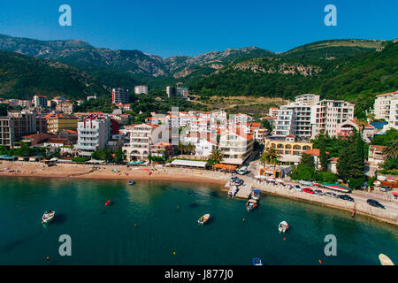 Siedlung Rafailovici, Budva Riviera, Montenegro. Die Küste der Stadt an der Adria. Luftaufnahmen. Boote am Meer, Hotels, Villen und apa Stockfoto