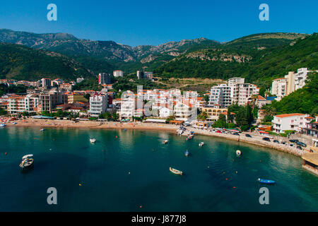 Siedlung Rafailovici, Budva Riviera, Montenegro. Die Küste der Stadt an der Adria. Luftaufnahmen. Boote am Meer, Hotels, Villen und apa Stockfoto