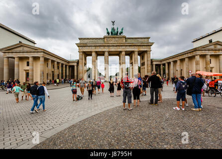 BERLIN, Deutschland - AUGUST 11: Das Brandenburger Tor (Brandenburger Tor) ist das alte Tor nach Berlin am 11. August 2013. Es wurde in den späten umgebaut. Stockfoto