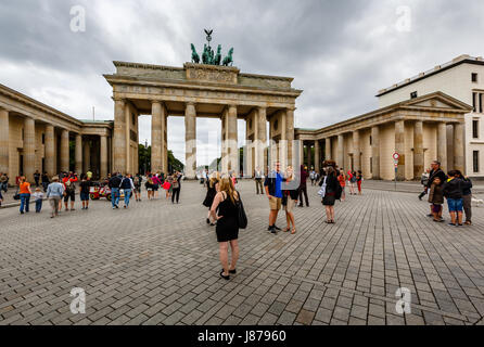 BERLIN, Deutschland - AUGUST 11: Das Brandenburger Tor (Brandenburger Tor) ist das alte Tor nach Berlin am 11. August 2013. Es wurde in den späten umgebaut. Stockfoto