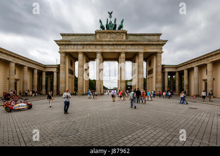 BERLIN, Deutschland - AUGUST 11: Das Brandenburger Tor (Brandenburger Tor) ist das alte Tor nach Berlin am 11. August 2013. Es wurde in den späten umgebaut. Stockfoto