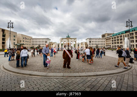 BERLIN, Deutschland - AUGUST 11: Das Brandenburger Tor (Brandenburger Tor) ist das alte Tor nach Berlin am 11. August 2013. Es wurde in den späten umgebaut. Stockfoto