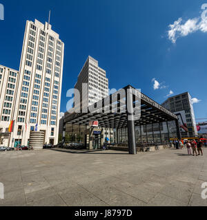 BERLIN - 24 AUGUST: Potsdamer Platz am 24. August 2013 in Berlin, Deutschland. Der Potsdamer Platz ist die neue moderne Innenstadt von Berlin. Stockfoto