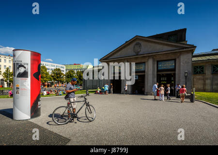 BERLIN - 24 AUGUST: Wittenbergplatz u-Bahnstation in der Nähe von KaDeWe Einkaufszentrum am 24. August 2013 in Berlin. Das KaDeWe ist die zweite größte Abteilung Sto Stockfoto