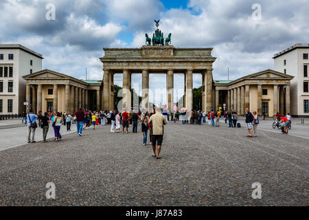 BERLIN, Deutschland - AUGUST 11: Das Brandenburger Tor (Brandenburger Tor) ist das alte Tor nach Berlin am 11. August 2013. Es wurde in den späten umgebaut. Stockfoto