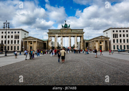 BERLIN, Deutschland - AUGUST 11: Das Brandenburger Tor (Brandenburger Tor) ist das alte Tor nach Berlin am 11. August 2013. Es wurde in den späten umgebaut. Stockfoto