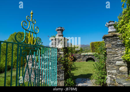 Plas Brondanw Gärten in der Nähe von Garreg, Nordwales. Ein schöner Garten von Clough Williams-Ellis erstellt. Stockfoto