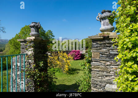 Plas Brondanw Gärten in der Nähe von Garreg, Nordwales. Ein schöner Garten von Clough Williams-Ellis erstellt. Stockfoto