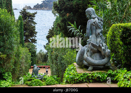 Spanien, Katalonien, Costa Brava, Lloret de Mar, Santa Clotilde Gardens, Treppe zum Meer und Sirenen durch María Llimona Stockfoto