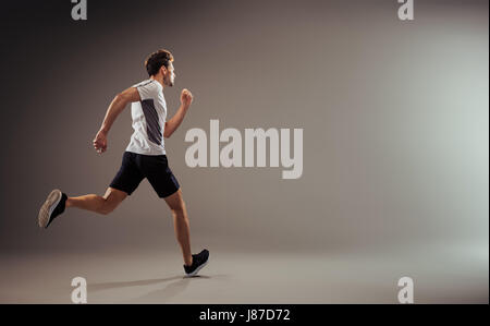 Junge und aktive Jogger laufen - isoliert Stockfoto