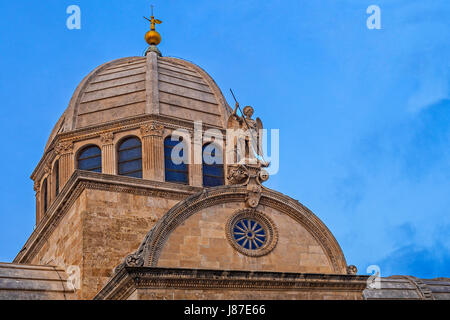 Kroatien-Dalmatien-Sibenik Kathedrale des Hl. Jakobus-Kuppel und Statue des Erzengels St. Michael Stockfoto