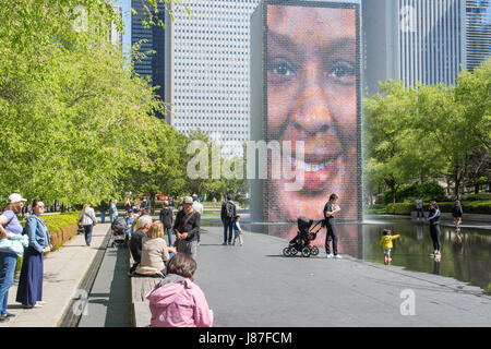 Crown Fountain im Millennium Park in Chicago, Illinois, ist ein Werk der interaktiven Kunst im öffentlichen Raum von Jaume Plensa erstellt. Stockfoto