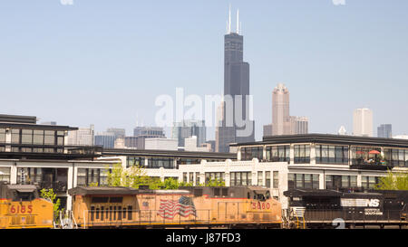 Willis Tower dominiert die Skyline von Chicago, Häuser mit Blick auf Bahngleisen in der Nähe von Union Station ein Güterzug vorbei. Stockfoto