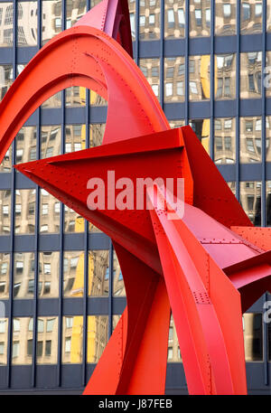 Rote Flamingo "Flamingo, erstellt von renommierten amerikanischen Künstlers Alexander Calder ist ein 53-Fuß (16 m) hoch Stabile befindet sich in der Federal Plaza vor Stockfoto