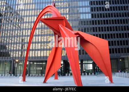 "Flamingo, geschaffen von renommierten amerikanischen Künstlers Alexander Calder ist ein 53-Fuß (16 m) hoch Stabile befindet sich in der Federal Plaza vor der Kluczynski Stockfoto