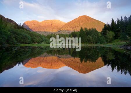 Sommer-Reflexionen auf die Torren Lochan in Glencoe getroffen. Der Blick ist auf den Schnabel des Bidean Niam Verbot am südlichen Ende des Glen Stockfoto