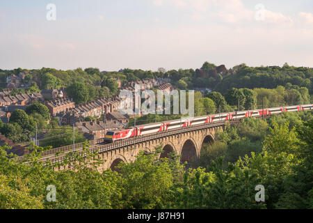 Jungfrau Intercity 225-express-Zug kreuzt Durham Eisenbahn-Viadukt, England, UK Stockfoto