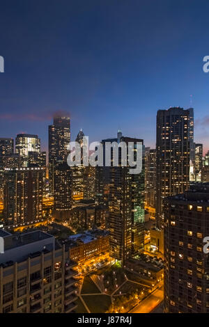 Dämmerung der Chicago Wolkenkratzer aus See Vorderhaus USA landschaftlich Stockfoto