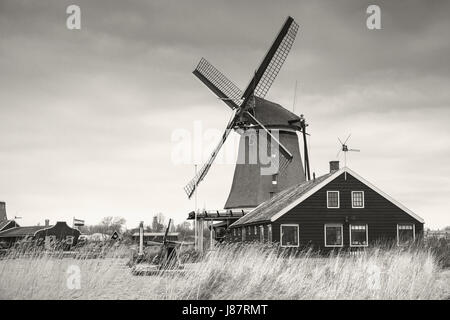 Windmühle in der Stadt der Zaanse Schans. Es ist eine der beliebtesten touristischen Attraktionen der Niederlande. Retro-stilisierte Sepia getönten schwarz-weiß Foto Stockfoto