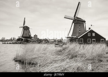 Windmühlen in Zaanse Schans Stadt. Es ist eine der beliebtesten touristischen Attraktionen der Niederlande. Retro-stilisierte Sepia getönten schwarz-weiß Foto Stockfoto