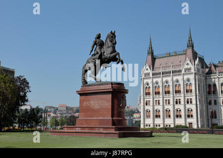 Statue von Graf Gyula Andrássy, Parlamentsgebäude in Budapest, Ungarn. Stockfoto