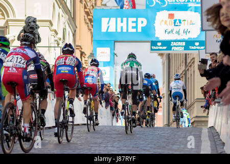 ZAGREB, Kroatien - 23. April 2017: Radrennen Tour Kroatien 2017. Radfahrer fahren die letzte Etappe in der Stadt Zagreb Stockfoto