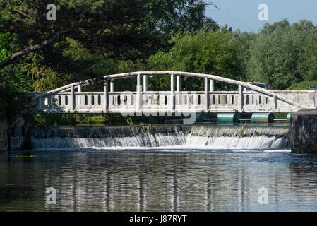 Fuß Brücke über Wehr am Fluss Cam Stockfoto