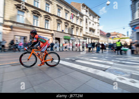 ZAGREB, Kroatien - 23. April 2017: Radrennen Tour Kroatien 2017. Radfahrer fahren die letzte Etappe in der Stadt Zagreb Stockfoto