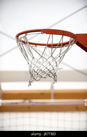 Basketballkorb in Sport-Schule-Turnhalle. Indoor Stockfoto