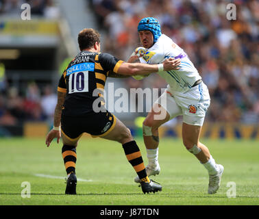 Exeter Chief Jack Nowell (rechts) von Wespen Danny Cipriani während dem Aviva Premiership Final im Twickenham Stadium, London in Angriff genommen wird. Stockfoto