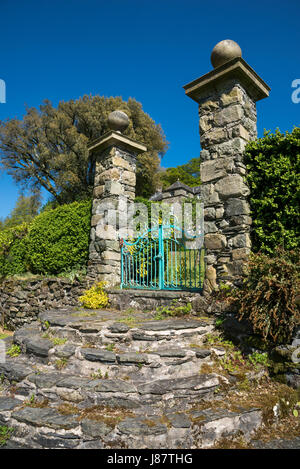 Steinstufen und reich verzierten Toren bei Plas Brondanw Gardens in der Nähe von Garreg, Nordwales. Ein schöner Garten von Clough Williams-Ellis erstellt. Stockfoto