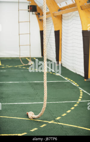 Seil zum Klettern in Sport-Schule-Turnhalle. Indoor Stockfoto