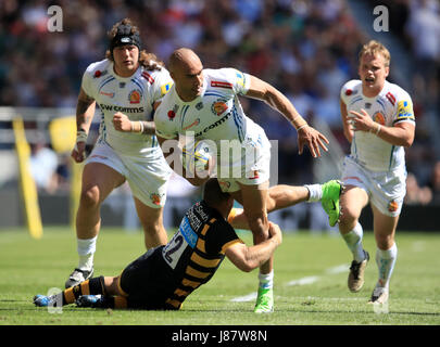 Exeter Chiefs Olly Woodburn von Wespen Jimmy Gopperth während dem Aviva Premiership Final im Twickenham Stadium, London in Angriff genommen wird. Stockfoto