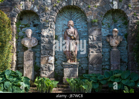 Statuen in Plas Brondanw Gardens in der Nähe von Garreg, Nordwales. Ein schöner Garten von Clough Williams-Ellis erstellt. Stockfoto