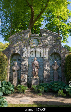 Statuen in Plas Brondanw Gardens in der Nähe von Garreg, Nordwales. Ein schöner Garten von Clough Williams-Ellis erstellt. Stockfoto