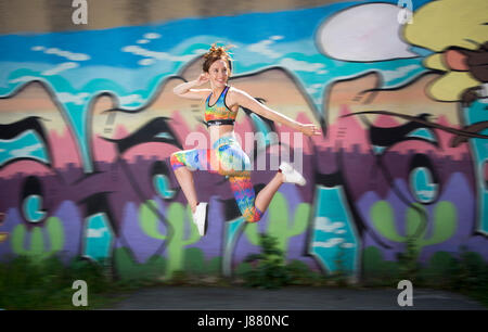 Frau laufen und springen, Fit, zu halten, trägt bunte Sportbekleidung Stockfoto