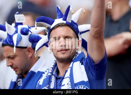 Chelsea-Fan auf der Tribüne zeigt seine Unterstützung während der Emirate FA Cup-Finale im Wembley Stadium, London. Stockfoto