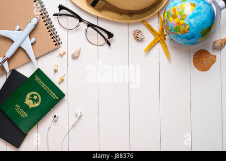 Urlaub-Konzept. Draufsicht des Reise-Accessoires setzen auf hölzernen Hintergrund mit Textfreiraum Stockfoto