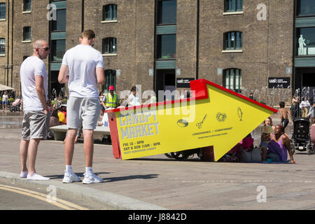 Wegbeschreibung zum Vordach Markt in Granary Square, King Cross, London, England, UK Stockfoto