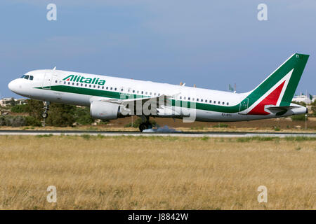 Alitalia Airbus A320-216 [EI-DTI] Start-und Landebahn 31 aufsetzen. Stockfoto