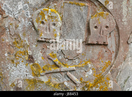 Totenkopf auf einem Grabstein auf dem Friedhof von Toynbee Pfarrkirche in North Norfolk gesehen. Stockfoto