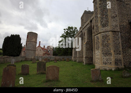 Pfarrkirche von Toynbee in North Norfolk, St. Johannes der Täufer mit Toynbee Hall im Hintergrund. Stockfoto