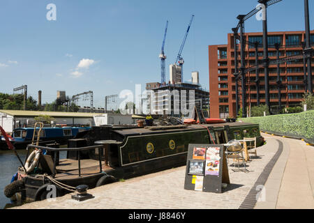 Mittags im Gasholder Park in King Cross, London, England, UK Stockfoto