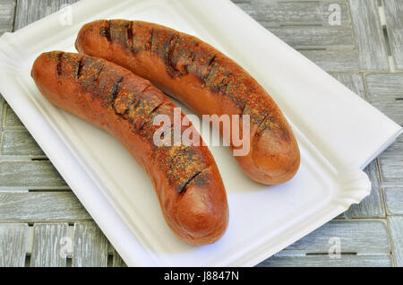 zwei gegrillte Würstchen auf Pappteller, Nahaufnahme, Makro, full frame Stockfoto