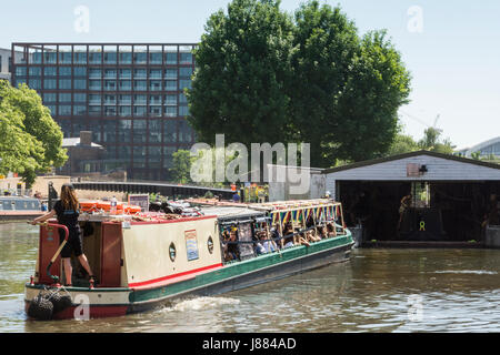 Schmale Boote am Grand Union Canal in der Nähe von Kings Cross in London, England, UK. Stockfoto