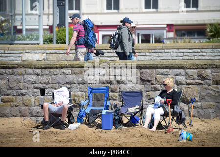 Menschen genießen das warme Wetter am Weston-super-Mare Strand, Briten, in der Hoffnung auf einen sengenden Feiertag enttäuscht sein mag, wie Meteorologen vorhersagen, dass Temperaturen startet am Samstag mit einer Chance von Regen und Gewitter während des langen Wochenendes fallen. Stockfoto