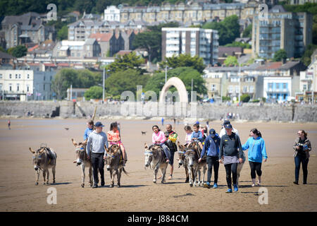 Menschen genießen das warme Wetter am Weston-super-Mare Strand, Briten, in der Hoffnung auf einen sengenden Feiertag enttäuscht sein mag, wie Meteorologen vorhersagen, dass Temperaturen startet am Samstag mit einer Chance von Regen und Gewitter während des langen Wochenendes fallen. Stockfoto